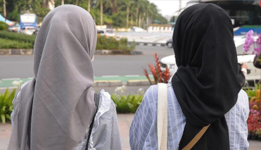 Almanya’da yaşlı bir kadın, kız çocuğunun başörtüsünü zorla çıkardı