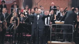 İki Soprano bir tenor aynı sahnede